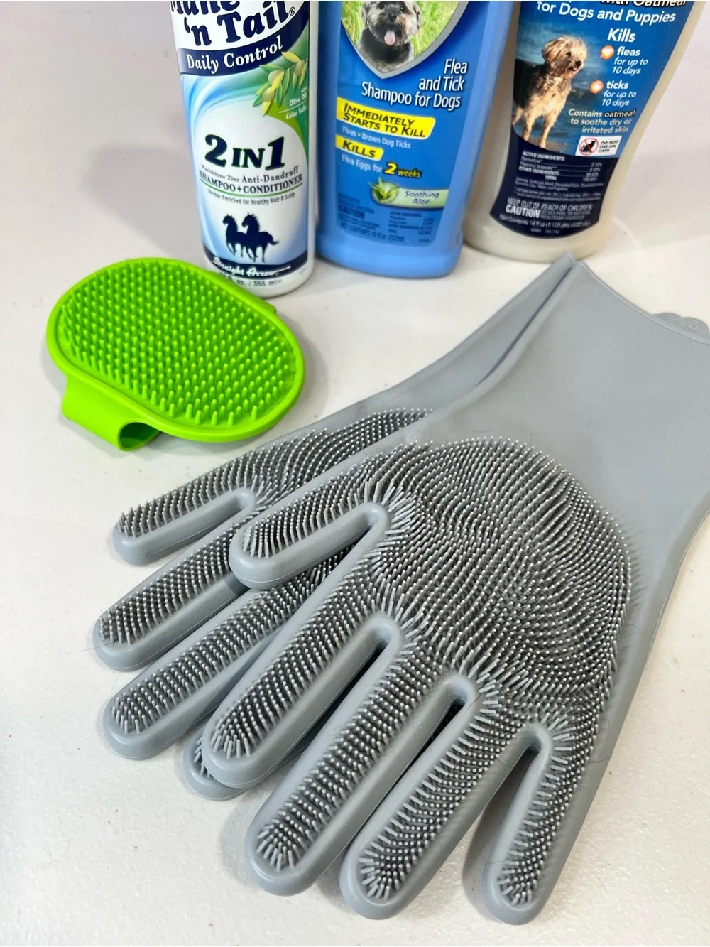 Flea and tick dog shampoo plus grooming scrubbers